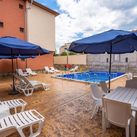 Family Hotel Preslav المظهر الخارجي الصورة