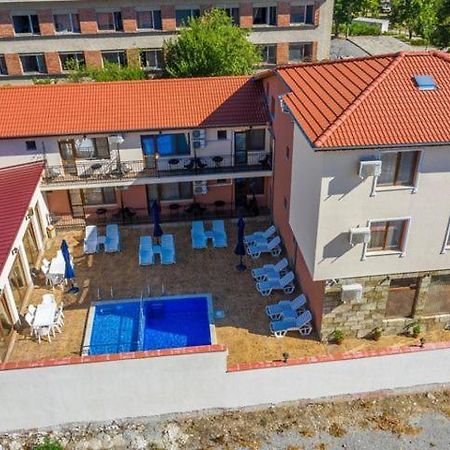 Family Hotel Preslav المظهر الخارجي الصورة