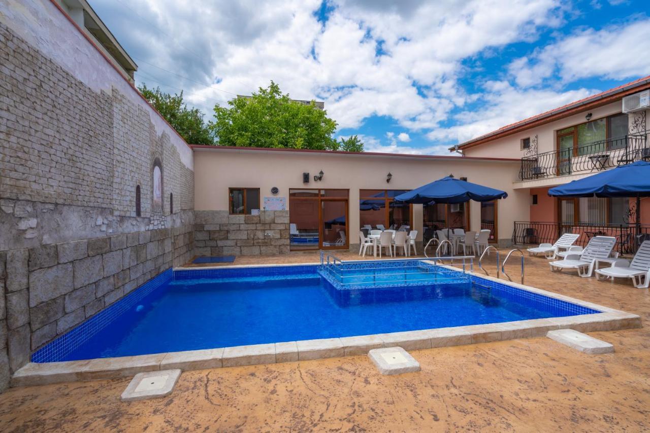 Family Hotel Preslav المظهر الخارجي الصورة