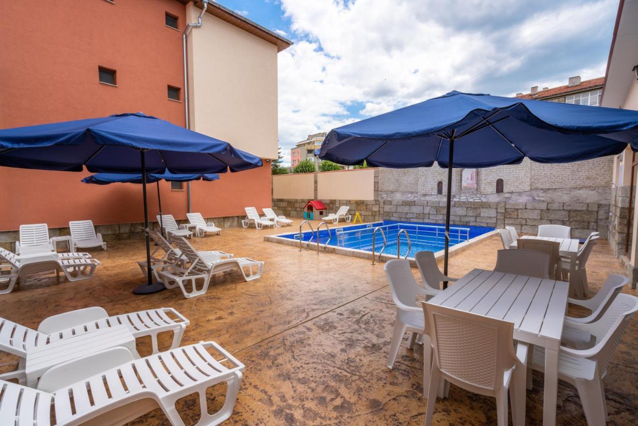 Family Hotel Preslav المظهر الخارجي الصورة