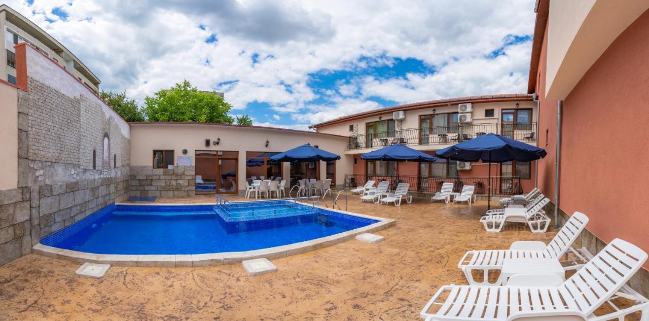 Family Hotel Preslav المظهر الخارجي الصورة